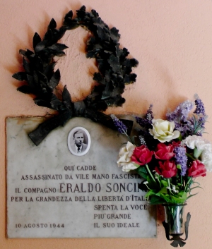 Lapide posta sl luogo ove fu assassinato Eraldo Soncino, il sottoscala del civico di via Palestrina 9