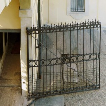 Varcato il portale e percorso il passocarraio vi è un cancello superato il quale è possibile accedere al parco/girdino della villa