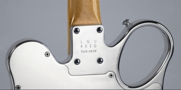 La chitarra realizzata e personalizzata per Lou Reed. Credits: Courtesy of Guido Harari